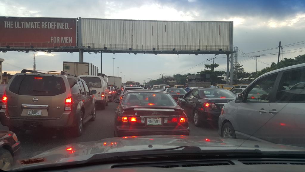 twitwitcypher's tweet photo. Gala,Poundon yam egusi n 6 lane traffic immediately at gbagada bridge @Gidi_Traffic @trafficbutter http://t.co/xcrBsjIGIL