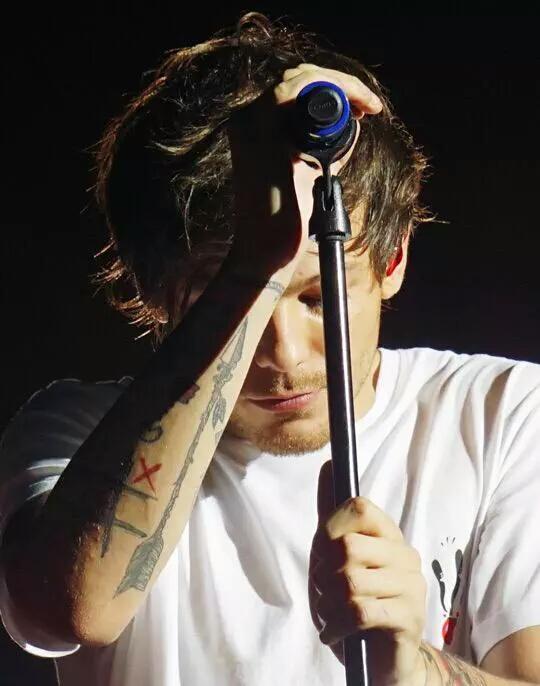 abeautylouis's tweet photo. #LouisYourVoiceKeepsUsAlive
#thankslouisformakingushappy
come non amarlo?! http://t.co/umKcUKfJaM