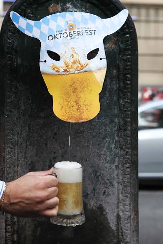 quotidianopiem's tweet photo. Torino invasa da fontanelle di birra per #OkTo15 http://t.co/RWSPFHuupW