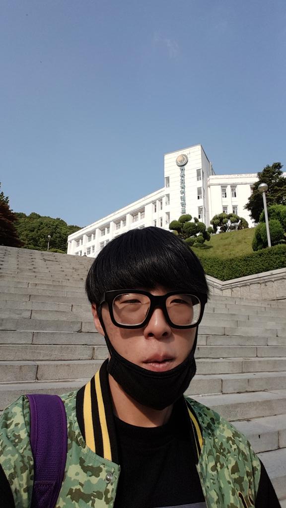 udumo_'s tweet photo. 1. Take a selfie in front of any sign that has school logo #IM15HUFS http://t.co/QOw0jU4dGT