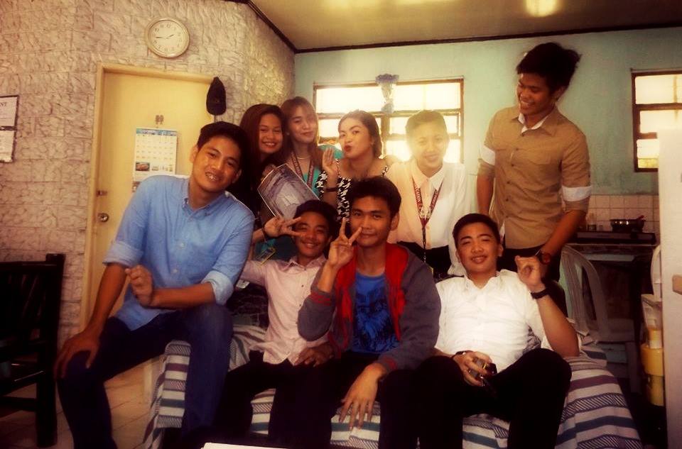 KuLits4212's tweet photo. Interview with the student's of Siena College Taytay Mag-aral mabuti.󾌴 󾌴 http://t.co/nSZt6Rc1HQ