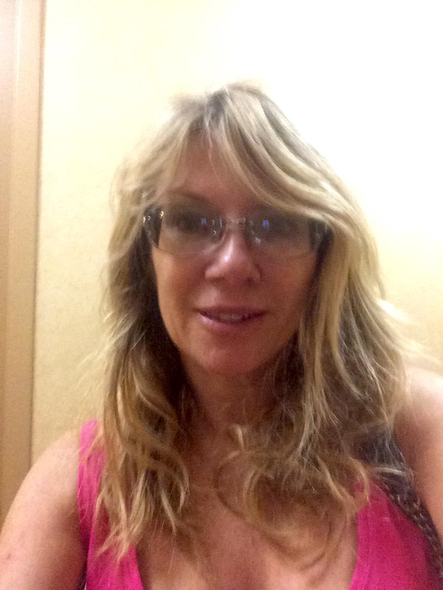 ramonasinger's tweet photo. Omg my pink eye went from one eye to another ! Wearing prescription glasses http://t.co/lz8bgkEota