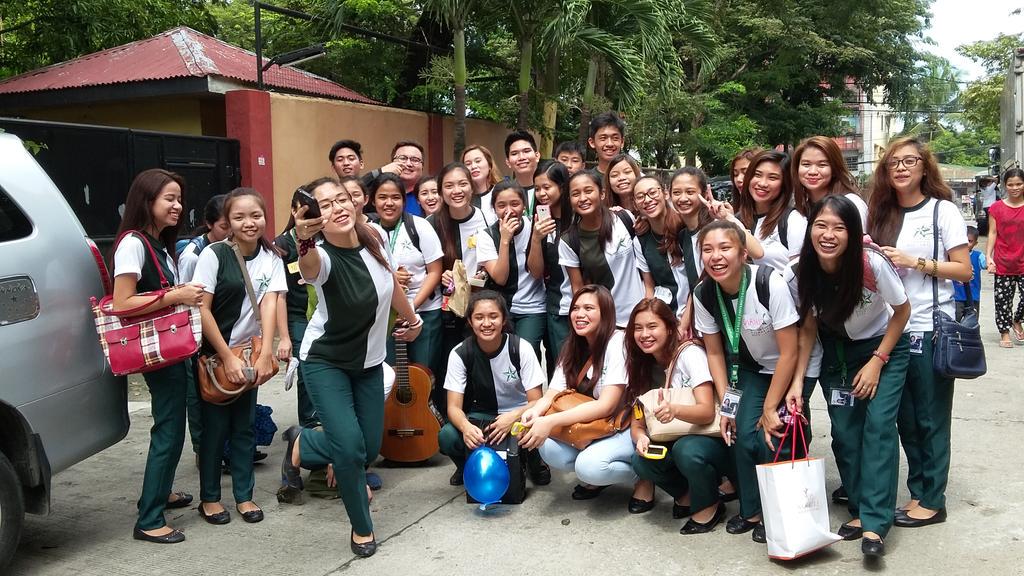 pucherrific's tweet image. Lasallians are beautiful, inside and out. 
#BSTourism13
#communityimmersion