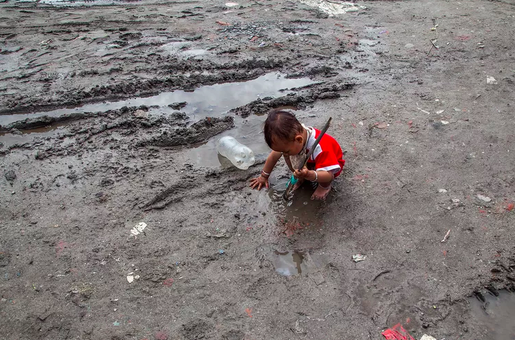 Changemakers's tweet photo. Why the @WorldBank is changing the definition of the word “poor”: http://t.co/diYHTAZtaV #GlobalGoals http://t.co/1cVxBWSS4y