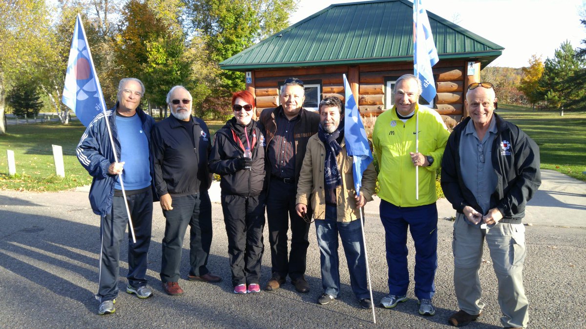 AmisRadioCanada's tweet photo. Départ de nos marcheurs en direction de Grenville-sur-la-Rouge.  Pierre Maisonneuve était là pour les encourager. http://t.co/JSQQqov5RZ