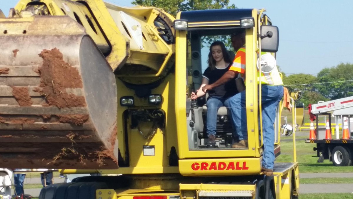 MadiganTCW's tweet photo. @TCWTitans @ACPSk12 STEM Lady says, "anything you can do, I can do better!" Careers in Transportation. http://t.co/jhixWxJUu8