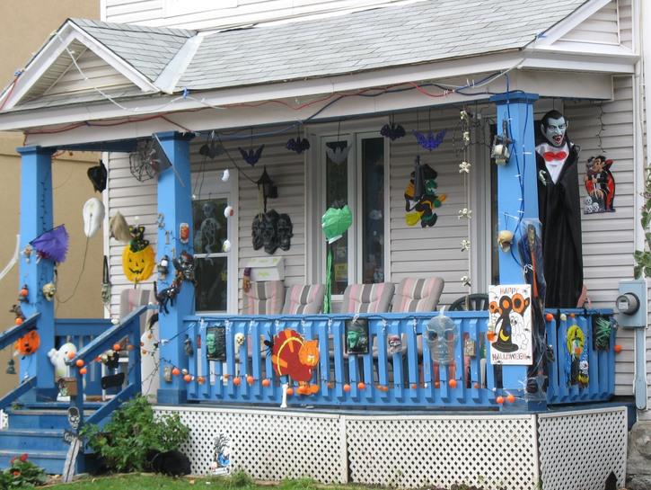 Mean_Chicks's tweet image. I hate this neighbor! Seriously, pick a freaking holiday!  They will get a letter! MeanChicks.com #douche