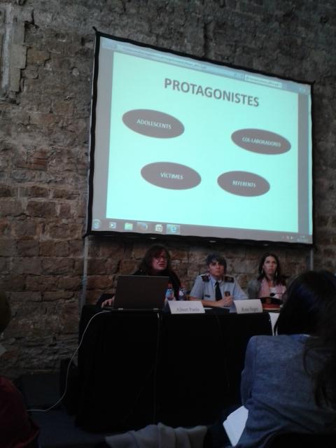 Elisabet Iglesias explica 'Valentes I acompanyades' Prevencio/lluita contra el #MatrimoniForçat a #Girona #Matrifor