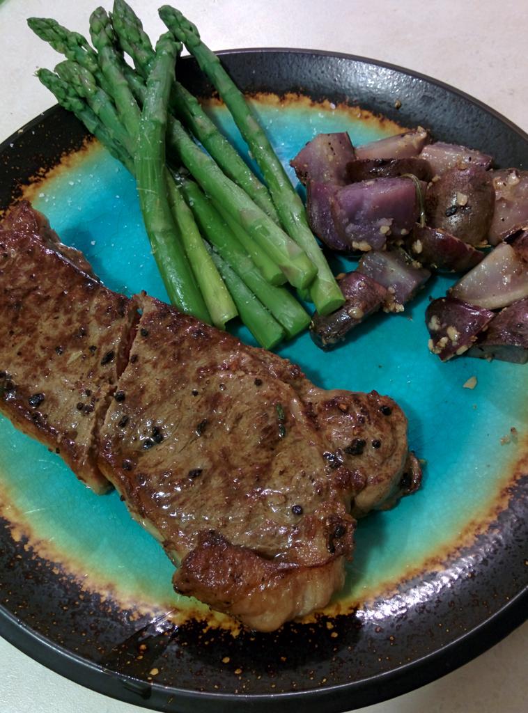 kiaranutrition's tweet photo. I think this type of homemade meal is "rare" for university students @UWsarahTA #fresh #URwhatUtwEat http://t.co/GEuIU37Qx3
