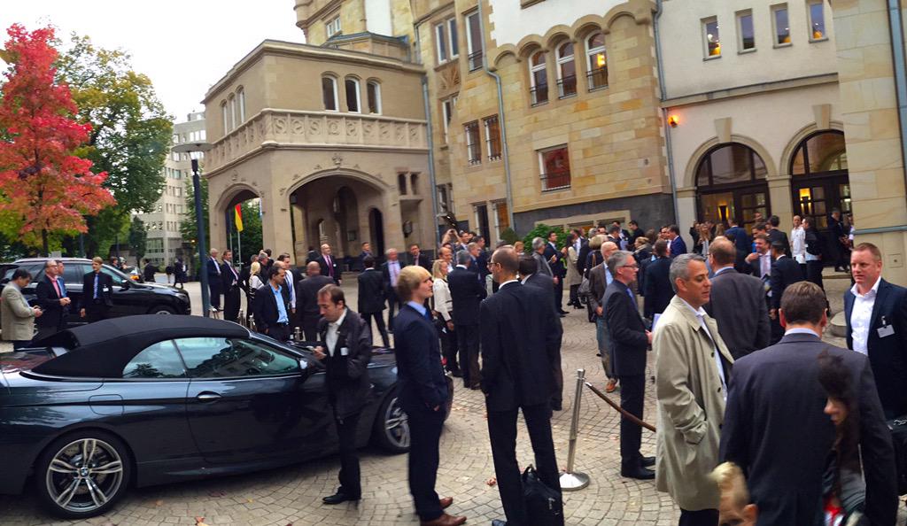 Huebsch_mTd's tweet photo. Security at it's best #Feueralarm #EMSummit http://t.co/rvs0gwQnfS