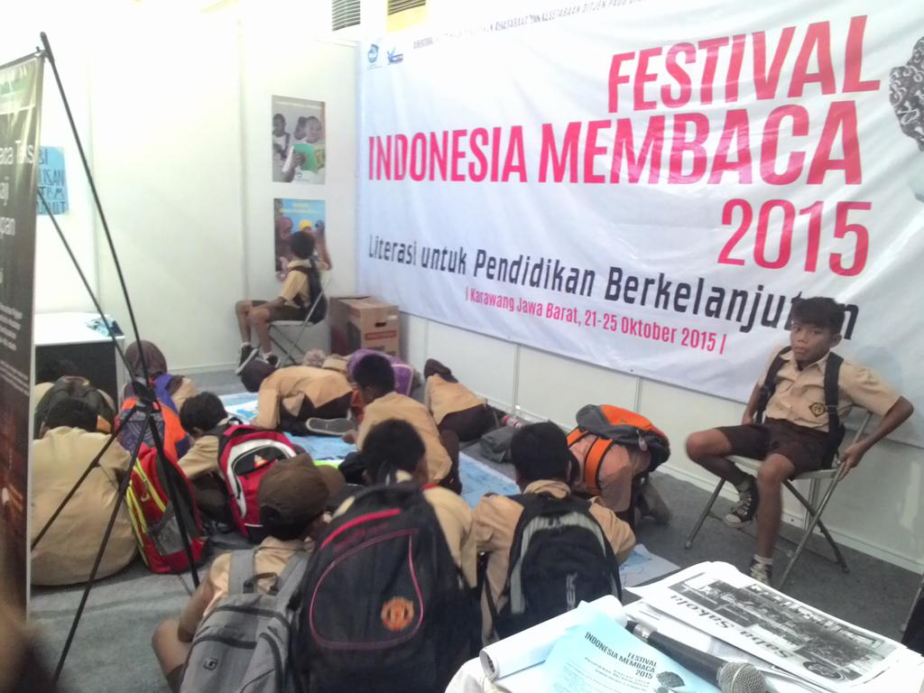 radiobuku's tweet photo. Anak-anak ini syahdu menikmati Festival Indonesia Membaca 2015 #FIM2015 #H2 #Karawang https://t.co/ZK4ge4mymS