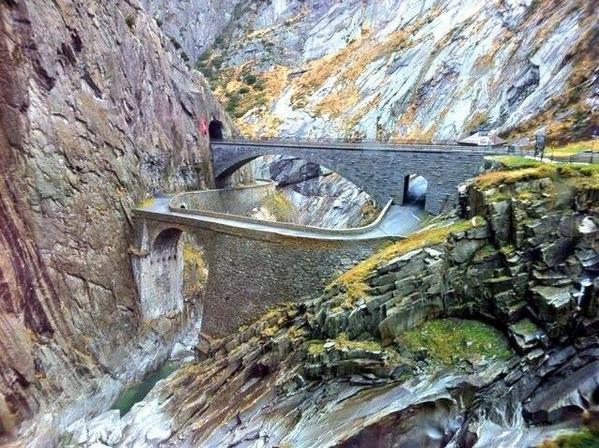 solestudiosing's tweet photo. "Curioso diseño de 2 puentes de mampostería y piedra.      Teufelsbrücke, Suiza." by @EDUARDOMONTEROB https://t.co/wtB37NBU6o