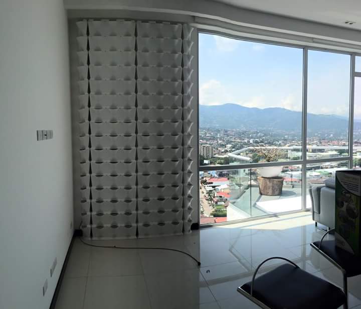 Indoor #greenwall gemaakt van vertical en corner modules. Meer #groen in #huis.