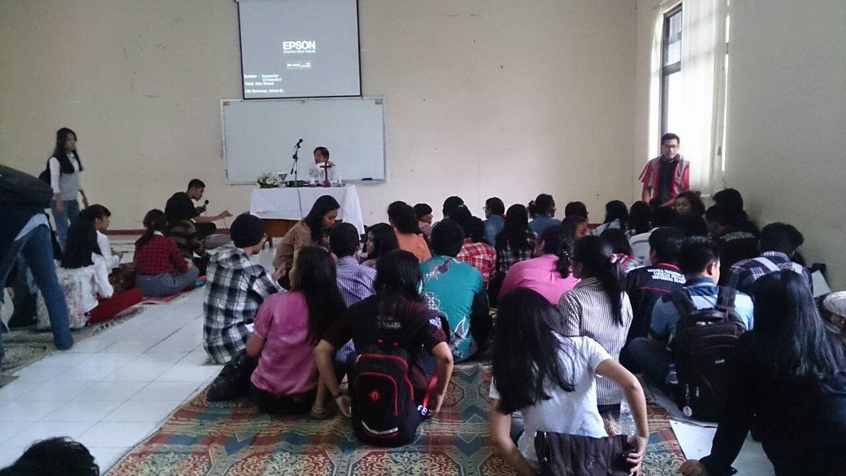 UAKKat_UB's tweet photo. Petugas misa kampus kali ini,  dari @KMKFPUB dan @KMK_FEB_UB :D dipimpin Romo irwanto,pr :D https://t.co/8AFzYFipzT