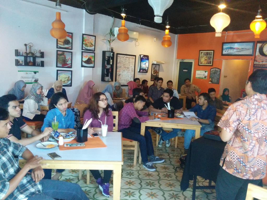 Tim dari Sucorinvest memberikan paparan mengenai investment strategy, para mahasiswa <a href="/HIMANEDA/">HIMANEDA Official</a> dan <a href="/HMS_UnismaBks/">HMS Unisma Bekasi</a>