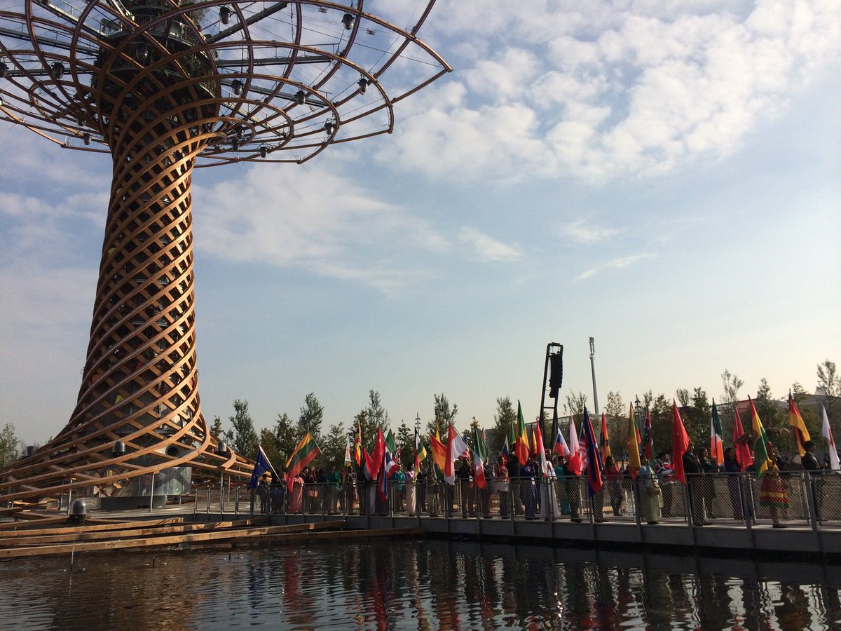 Celebriamo l'#AlberoDellaVita! Live dalla parata con alcune bandiere dei Paesi di <a href="/Expo2015Milano/">Expo Milano 2015</a> e l'Inno Di Mameli