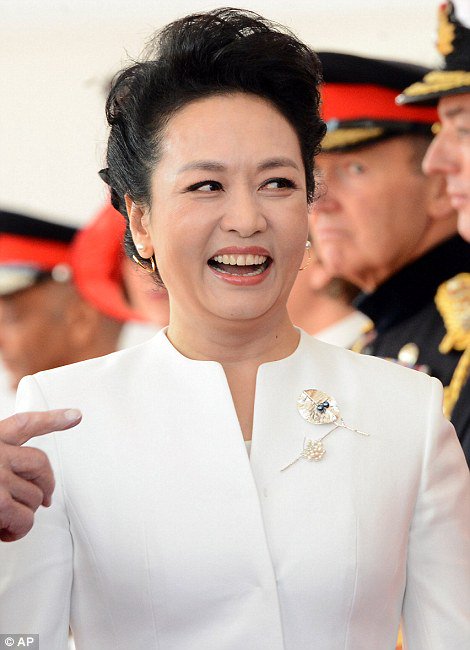 <a href="/AmmadZahid/">AmMaD</a> China's First Lady Peng Liyuan looks lovely. Really simple and elegant. [PHOTO AP]