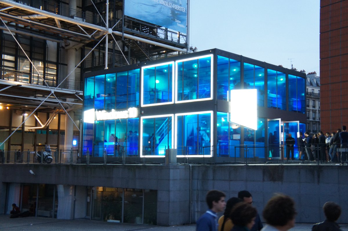 espritdesign's tweet photo. Microsoft et son Windows Cube à Paris sur le parvis Beaubourg, notre reporter était ! #WindowsCube https://t.co/vbCbmn6NKh