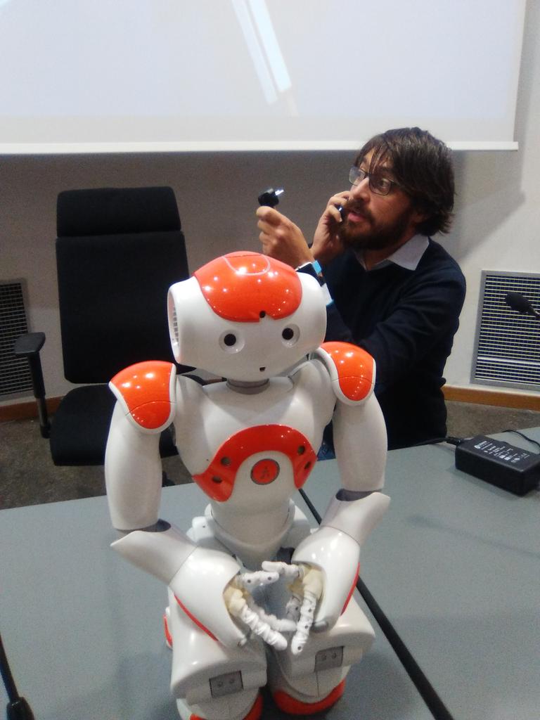 BiblioArchimede's tweet photo. #NAOrobot in Archimede con @EmanueleMicheli @ScuolaRobotica di Genova https://t.co/eaXy7PNgjN