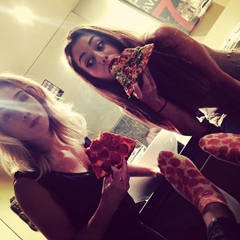 emilybettdaily's tweet photo. RT @EmilyBett: Y'ALL WANNA PIZZA THIS? 🍕 @fantasesay and special guest @linzzmorgan #VFTBt part 16 https://t.co/0azzFFJ4ZI