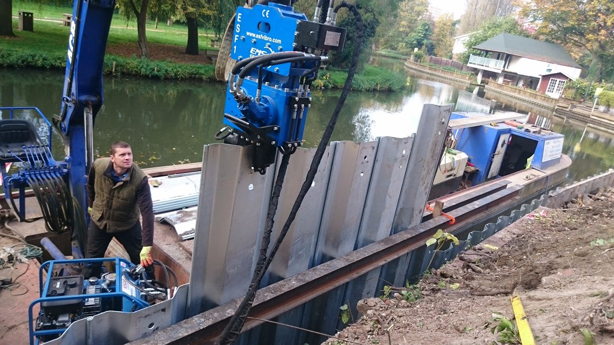 APEHammerman's tweet photo. ESF1 #piling vibrator &amp; mini pack successful at driving the new M13 trench sheets from @MabeyHire @rivercanalltd https://t.co/R77OlgRBj0