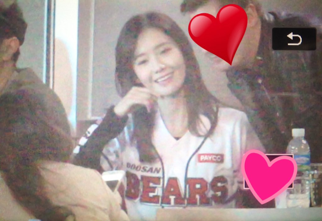 [PIC][21-10-2015]YoonA ném bóng mở màn cho trận đấu bóng chày giữa 2 đội Doosan Bears VS NC Dinos tại SVĐ Jamsil vào chiều nay CR15lL2UsAAZLTu