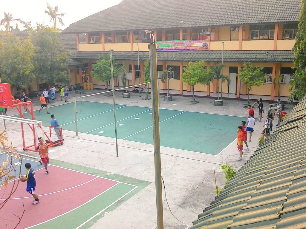 Ayo gabung di ekstra volly, selain nyehatin badan juga refresh pikiran