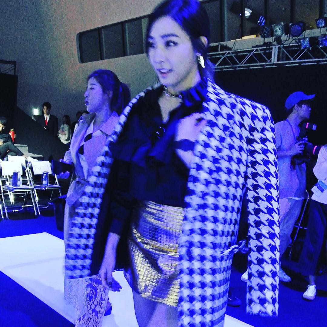 [PIC][18-10-2015]Tiffany tham dự "HERA SEOUL FASHION WEEK S/S 2016 'PUSH BUTTON'" vào trưa nay - Page 2 CR1LmT4UkAEhvHT