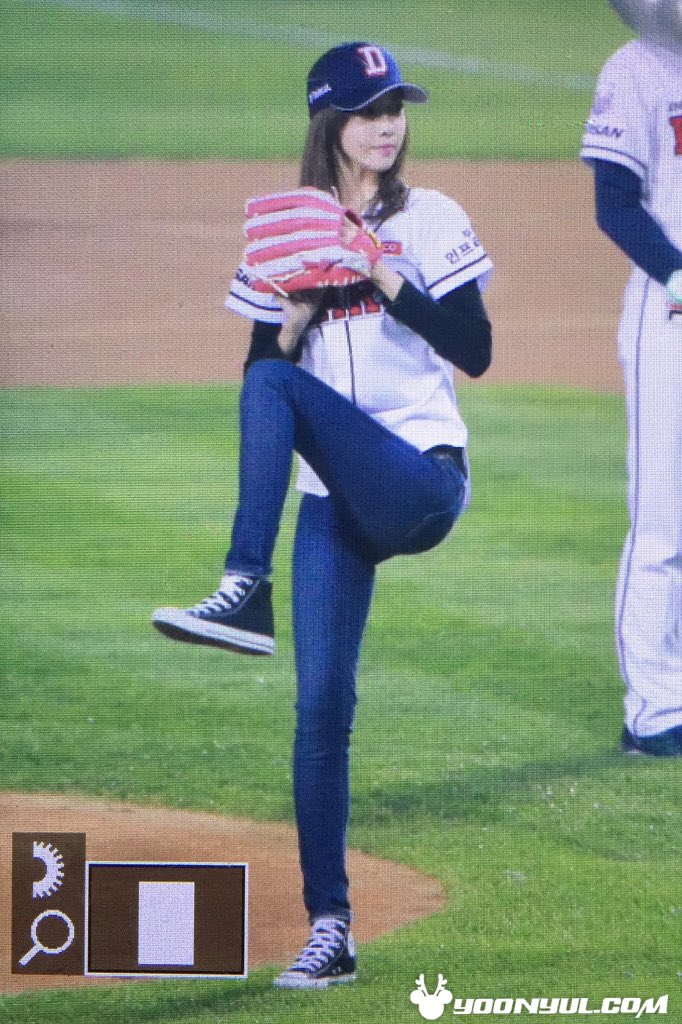 [PIC][21-10-2015]YoonA ném bóng mở màn cho trận đấu bóng chày giữa 2 đội Doosan Bears VS NC Dinos tại SVĐ Jamsil vào chiều nay CR1QQfDUwAE9agW