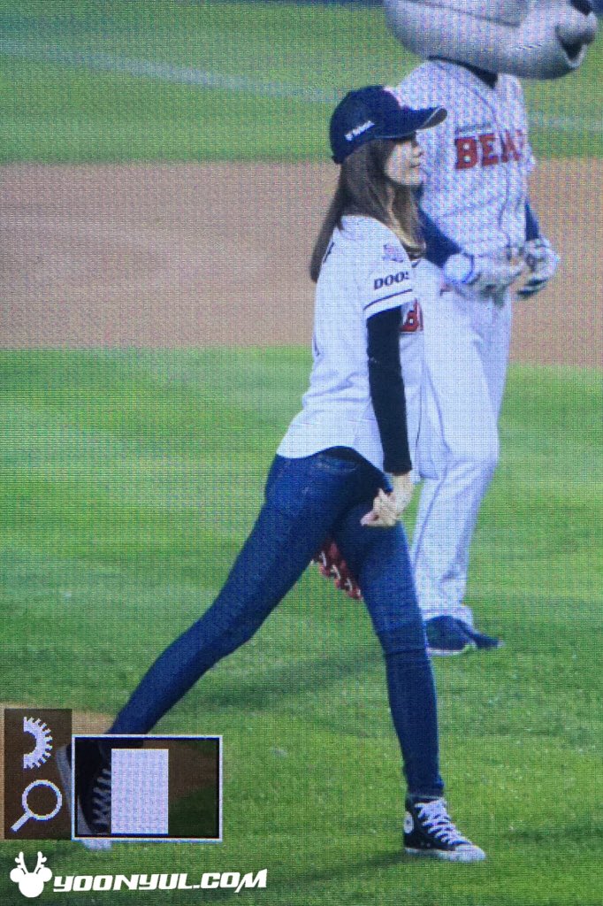 [PIC][21-10-2015]YoonA ném bóng mở màn cho trận đấu bóng chày giữa 2 đội Doosan Bears VS NC Dinos tại SVĐ Jamsil vào chiều nay CR1QQhIUcAAMeDD