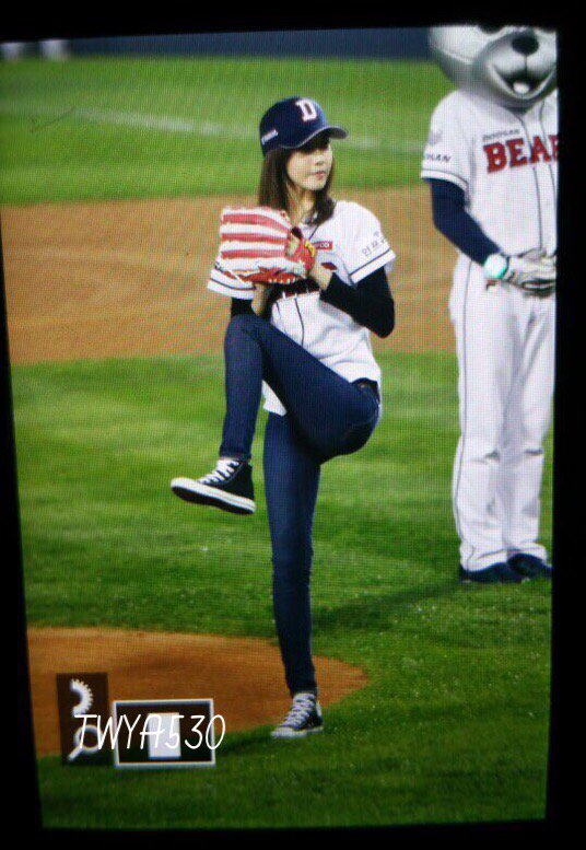 [PIC][21-10-2015]YoonA ném bóng mở màn cho trận đấu bóng chày giữa 2 đội Doosan Bears VS NC Dinos tại SVĐ Jamsil vào chiều nay CR1TKvoUYAA85wF