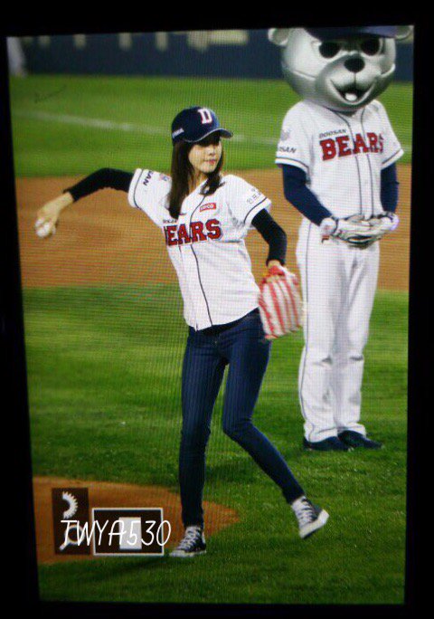 [PIC][21-10-2015]YoonA ném bóng mở màn cho trận đấu bóng chày giữa 2 đội Doosan Bears VS NC Dinos tại SVĐ Jamsil vào chiều nay CR1TKvpUEAASIHj