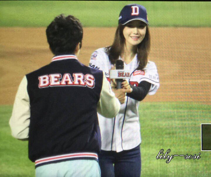 [PIC][21-10-2015]YoonA ném bóng mở màn cho trận đấu bóng chày giữa 2 đội Doosan Bears VS NC Dinos tại SVĐ Jamsil vào chiều nay CR1TMnHUsAQB3Fl