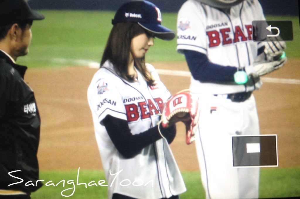 [PIC][21-10-2015]YoonA ném bóng mở màn cho trận đấu bóng chày giữa 2 đội Doosan Bears VS NC Dinos tại SVĐ Jamsil vào chiều nay CR1TP-xUsAAiurH