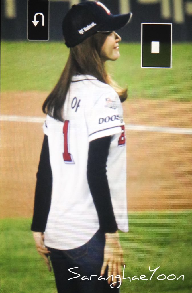 [PIC][21-10-2015]YoonA ném bóng mở màn cho trận đấu bóng chày giữa 2 đội Doosan Bears VS NC Dinos tại SVĐ Jamsil vào chiều nay CR1WCd4VAAIJqmW