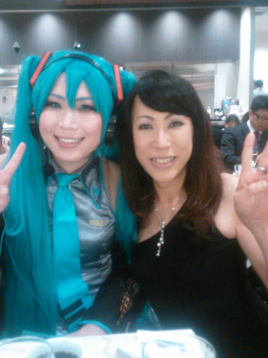 長崎アンナ 元 麻倉ケイト 京都のニューハーフ界のドン 梶子ママと そして 歌手のシェリーさん 荒深さんの披露宴は ご縁のあるかたたちだらけで凄かったです T Co B1otfcklu2