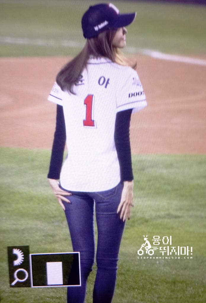 [PIC][21-10-2015]YoonA ném bóng mở màn cho trận đấu bóng chày giữa 2 đội Doosan Bears VS NC Dinos tại SVĐ Jamsil vào chiều nay CR1b3laUAAAkmal