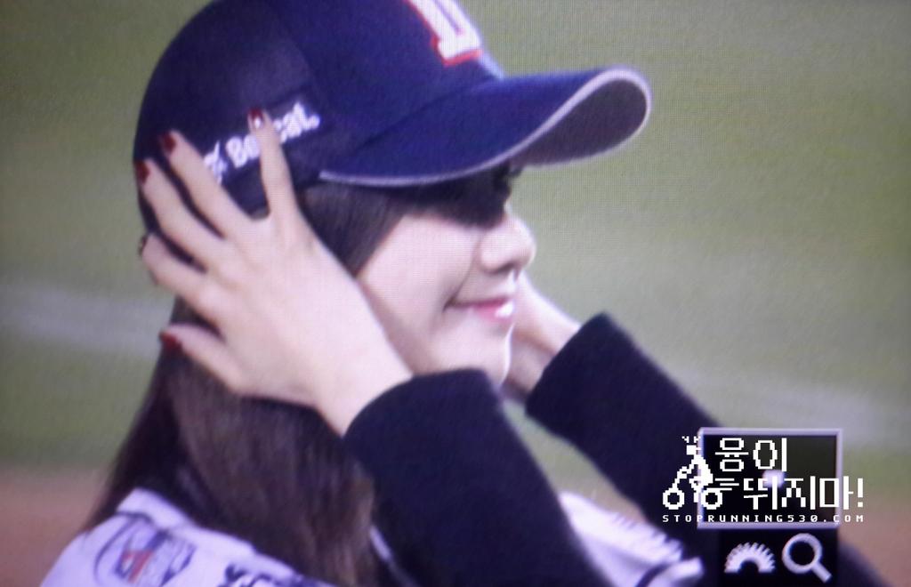 [PIC][21-10-2015]YoonA ném bóng mở màn cho trận đấu bóng chày giữa 2 đội Doosan Bears VS NC Dinos tại SVĐ Jamsil vào chiều nay CR1b5iLUsAEndlV