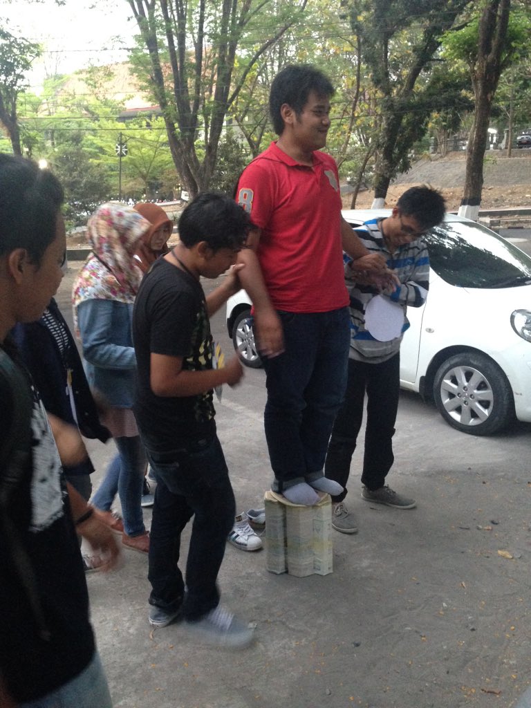 HMDI_UNS's tweet photo. Day 3 Interior Design Extras Study | Workshop Kursi dari Kardus #IDEAS2015 https://t.co/R7glgNkfbo
