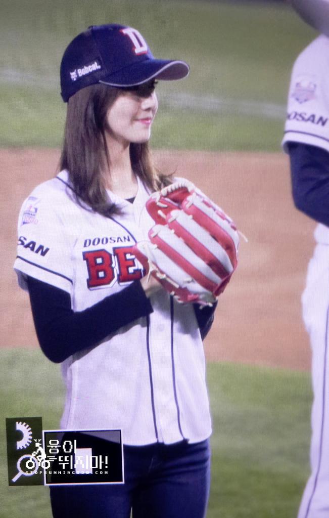 [PIC][21-10-2015]YoonA ném bóng mở màn cho trận đấu bóng chày giữa 2 đội Doosan Bears VS NC Dinos tại SVĐ Jamsil vào chiều nay CR1bdvXUEAAQFDY