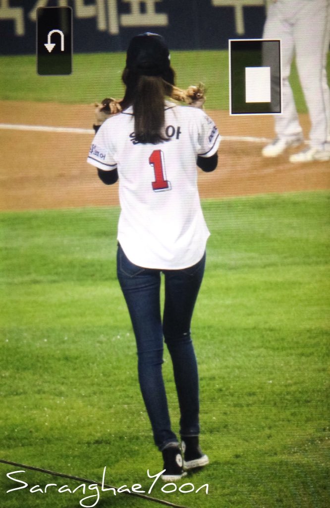 [PIC][21-10-2015]YoonA ném bóng mở màn cho trận đấu bóng chày giữa 2 đội Doosan Bears VS NC Dinos tại SVĐ Jamsil vào chiều nay CR1eC-qUkAAZxxB