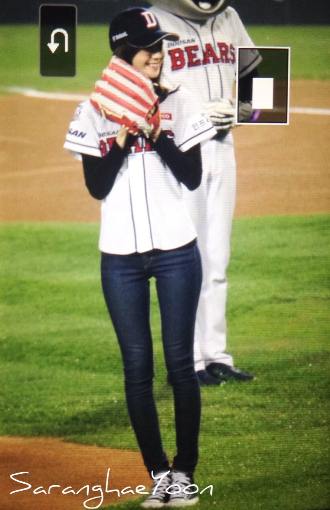 [PIC][21-10-2015]YoonA ném bóng mở màn cho trận đấu bóng chày giữa 2 đội Doosan Bears VS NC Dinos tại SVĐ Jamsil vào chiều nay CR1eC4RVEAAdWKC