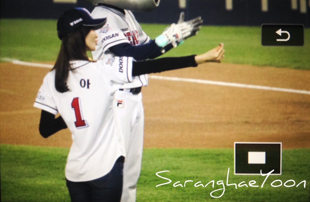 [PIC][21-10-2015]YoonA ném bóng mở màn cho trận đấu bóng chày giữa 2 đội Doosan Bears VS NC Dinos tại SVĐ Jamsil vào chiều nay CR1eC5OUwAAS9K3