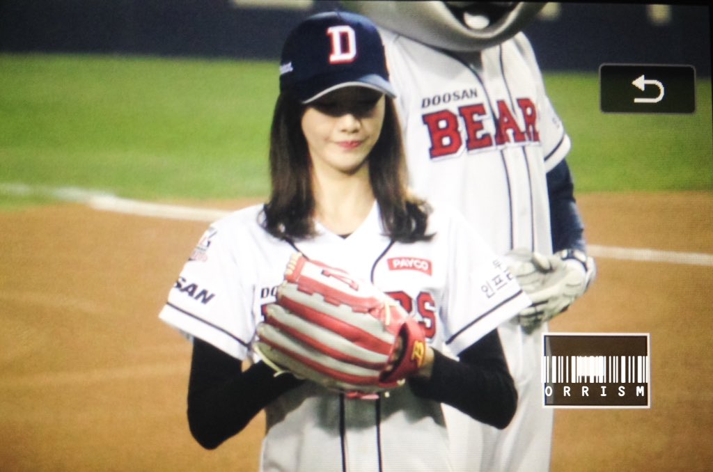 [PIC][21-10-2015]YoonA ném bóng mở màn cho trận đấu bóng chày giữa 2 đội Doosan Bears VS NC Dinos tại SVĐ Jamsil vào chiều nay CR1hNAnU8AAeN2s