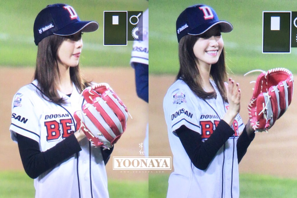 [PIC][21-10-2015]YoonA ném bóng mở màn cho trận đấu bóng chày giữa 2 đội Doosan Bears VS NC Dinos tại SVĐ Jamsil vào chiều nay CR1jLZ3UwAUC2UX