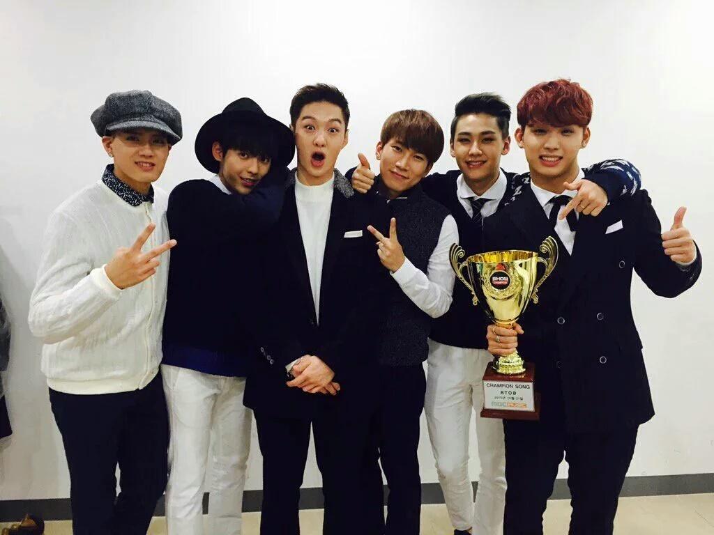 fans_BTOB's tweet photo. วันนี้ BTOB ได้ที่ 1 ในรายการ Show Champion เป็นครั้งแรกค่ะ! หนุ่มๆของเราทำได้แล้ว 🎉🎊💕 #BTOB1stWin https://t.co/rTRNFKXS9h