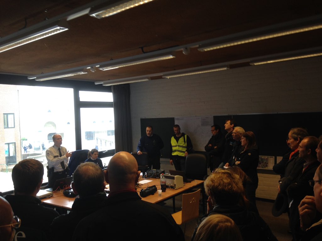 Mathieu Baugniet (@mathieubaugniet) on Twitter photo Visite du QG et du PMC des #24hvelolln2015 en présence de nombreux responsables politiques Visite du QG et du PMC des #24hvelolln2015 en présence de nombreux responsables politiques