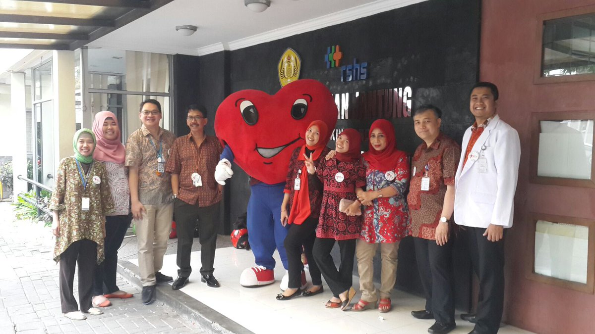 WHD2015's tweet photo. Yang ini dr Toni SpPDSpJP(K), dr Chaerul SpJP(K), dr Rizki SpJP(K), dr Badai SpJP asik berfoto dgn maskot kita.. https://t.co/8iaC09ep76