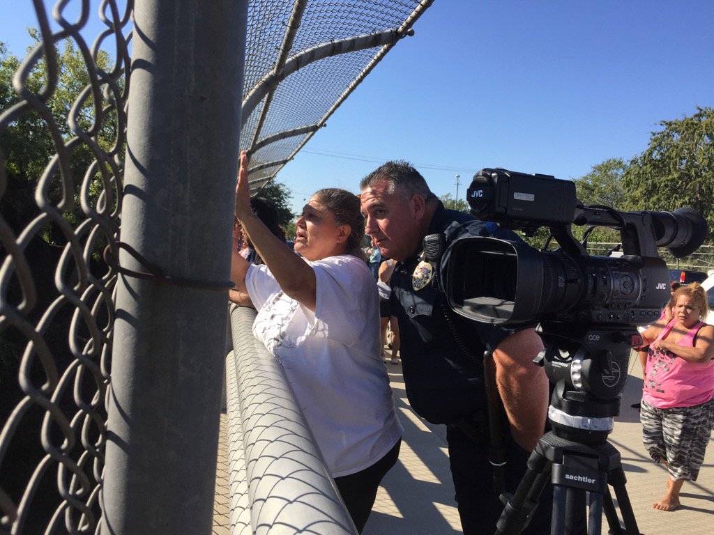TBCTheGrade's tweet photo. An officer asked a woman yelling in prayer to stop yelling, but he thanked her and asked her to keep praying. https://t.co/Ludm0TlFA1