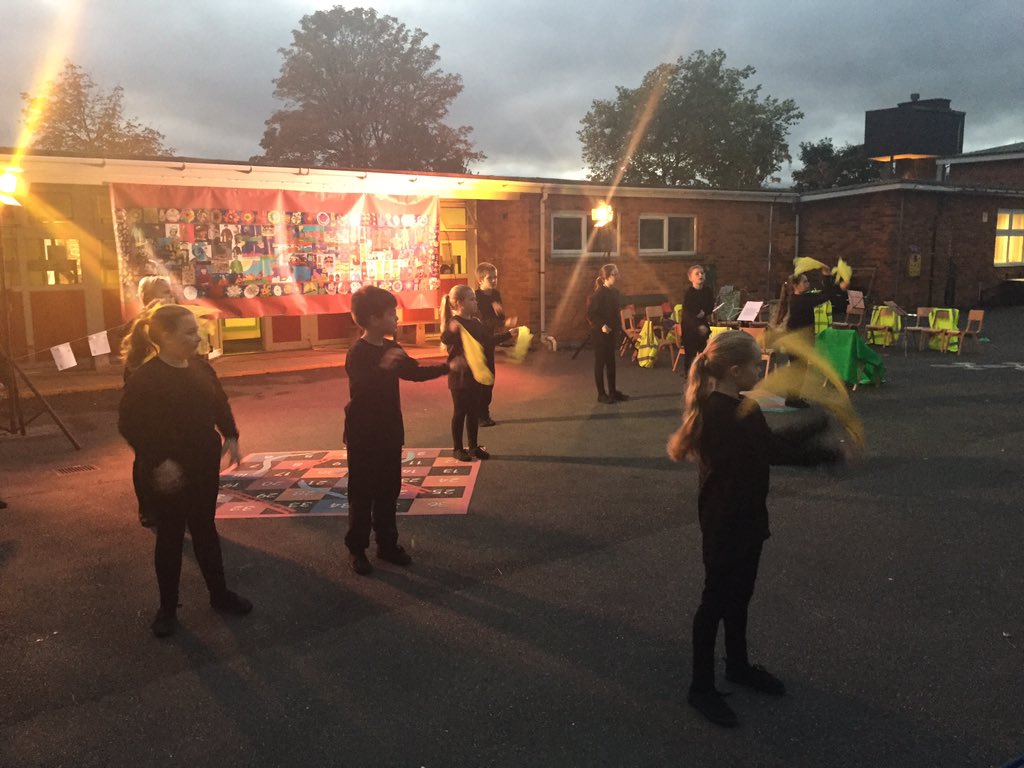 BirkwoodPrimary's tweet image. Last minute rehearsals #EvenCoalShimmersAtNight @JASONWILSHERMIL @ThinkCreateMove